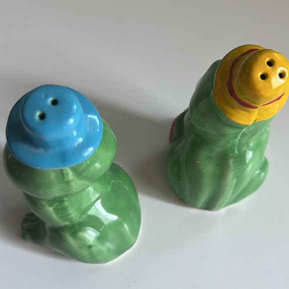 Vintage Ceramic Frog Man and Woman Salt and Pepper Shakers Cottagecore  Retro - Picture 4 of 7